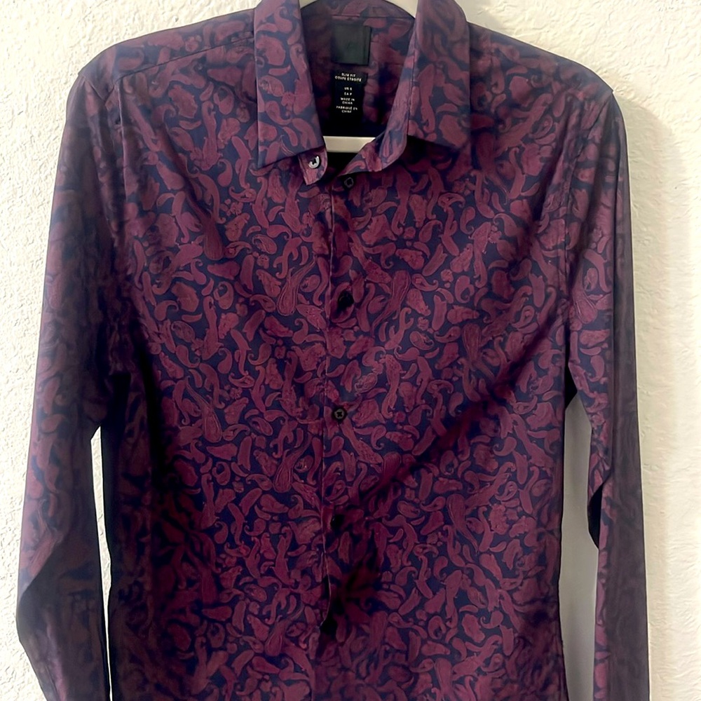 Brand H&M Size Small slim fit paisley pattern.